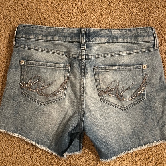 Relaxed light denim shorts from Express - Picture 3 of 6